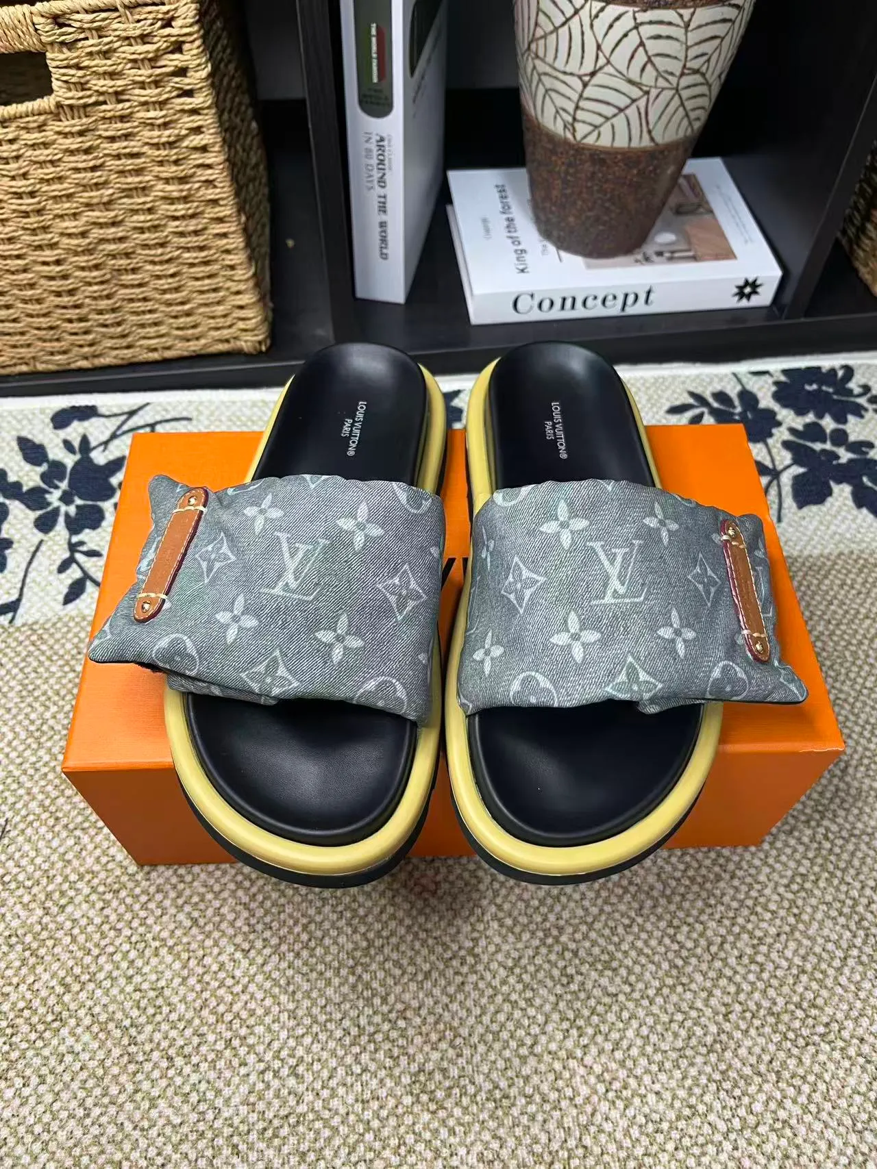 P340 [New Style] [LOUIS VUITTON] Louis Vuitton, LV printing, men's and women's slippers are now on the market, packed in drawer boxes with cloth bags and cards, the upper pattern looks very soft and waxy, and is a super versatile leg slimming tool. Fabric: imported denim/canvas/old fabric, LV hardware LOGO, official website pattern printing, comfortable to wear, feet: high-elastic PU water table. Sole: foam sole, heel height: about 5cm. Code number: 35-46, 35, 45, 46 are custom-made and non-returnable. Color: multiple colors and styles available.